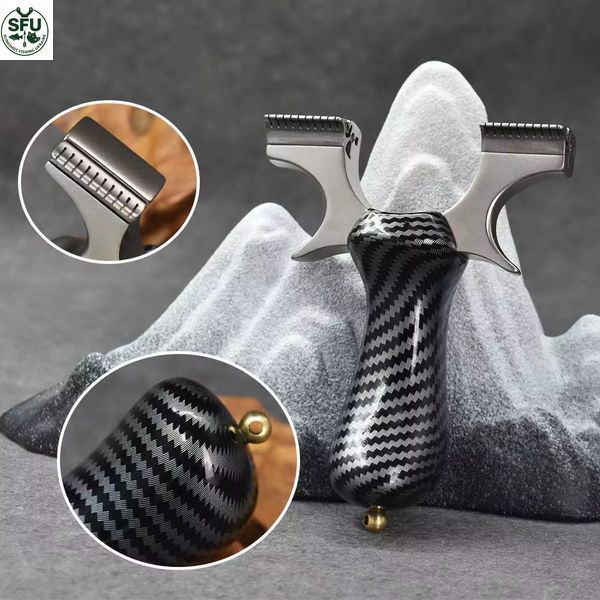 Tactical slingshot &ldquo;GripMaster&rdquo; with carbon handle